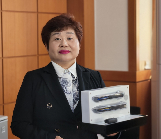 이정득 비젼디지텍 대표가 자동차용 저주파수 안테나에 관해 설명하고 있다. 신중언 기자