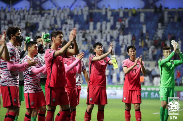 29일(현지시간) 아랍에미리트(UAE) 두바이의 알막툼 스타디움에서 열린 2022 카타르 월드컵 아시아 최종예선 A조 10차전 한국과 아랍에미리트와의 경기가 0-1, 아랍에미리트의 승리로 끝났다. 경기 종료 뒤 손흥민 등 한국 선수들이 관중석의 응원단을 향해 인사하고 있다. 한국은 이미 10회 연속 월드컵 본선 진출은 확정했지만 이날 패배로 승점 23에 머물러 앞서 레바논과 홈 경기에서 2-0으로 이긴 이란(승점 25·8승 1무 1패)에 이은 조 2위로 최종예선을 마무리하게 됐다. 연합뉴스