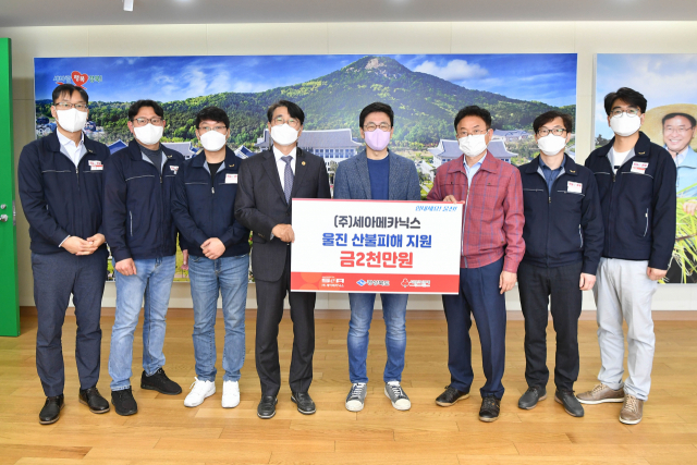 조창현(왼쪽 다섯 번째) 세아메카닉스 대표이사가 이철우(오른쪽 세 번째) 경북도지사와 기념촬영을 하고 있다. 경북도 제공