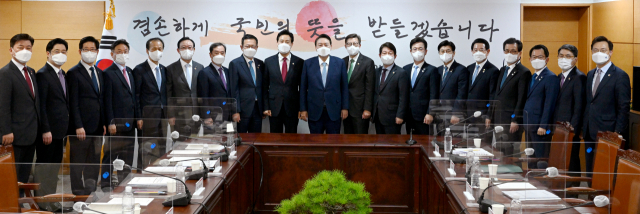 6일 대통령직 인수위원회에서 열린 당선인과 시도지사 간담회 참석자들이 나란히 선 뒤 기념촬영을 하고 있다. 경북도 제공