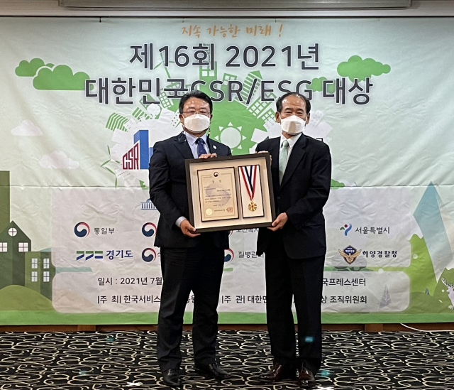 고경찬(왼쪽) 수목원 전시사업부 부장이 지난해 농림축산부장관상을 수상하고 있다. 한국수목원정원관리원 제공