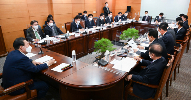 윤석열 대통령 당선인은 6일 인수위 사무실에서 전국 17개 시도지사들과 간담회를 열고 지방 분권과 지역 균형 발전 방안 등을 논의했다. 대구시 제공.