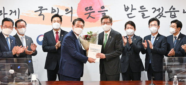 윤석열 대통령 당선인은 6일 인수위 사무실에서 전국 17개 시도지사들과 간담회를 열고 지방 분권과 지역 균형 발전 방안 등을 논의했다. 대구시 제공.