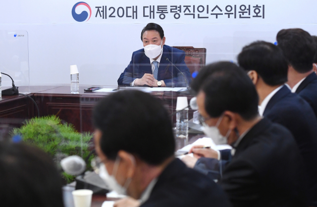 윤석열 대통령 당선인이 6일 오후 서울 종로구 통의동 제20대 대통령직인수위원회에서 열린 시·도지사 간담회에서 인사말을 하고 있다. 연합뉴스