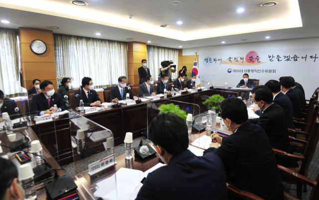 윤석열 대통령 당선인이 6일 오후 서울 종로구 통의동 제20대 대통령직인수위원회에서 열린 시·도지사 간담회에서 인사말을 하고 있다. 연합뉴스