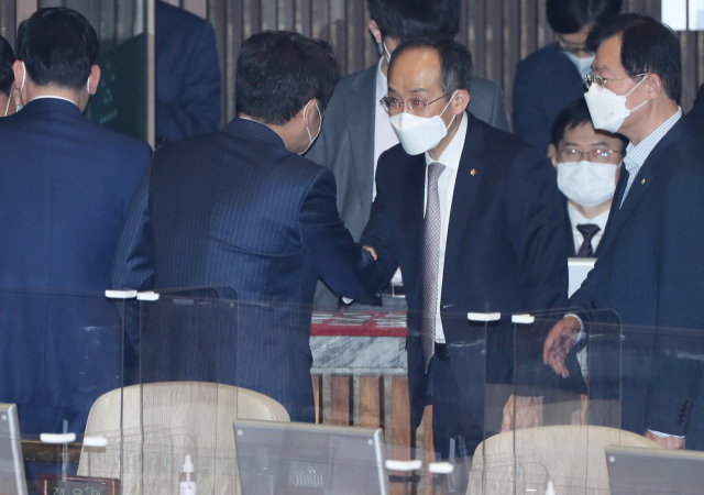 5일 국회에서 열린 본회의에서 경제부총리에 거론되고 있는 국민의힘 추경호 의원이 동료 의원들과 인사하고 있다. 연합뉴스