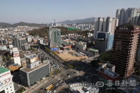 철거 중인 대구MBC 사옥과 주변 네거리 모습. 매일신문DB