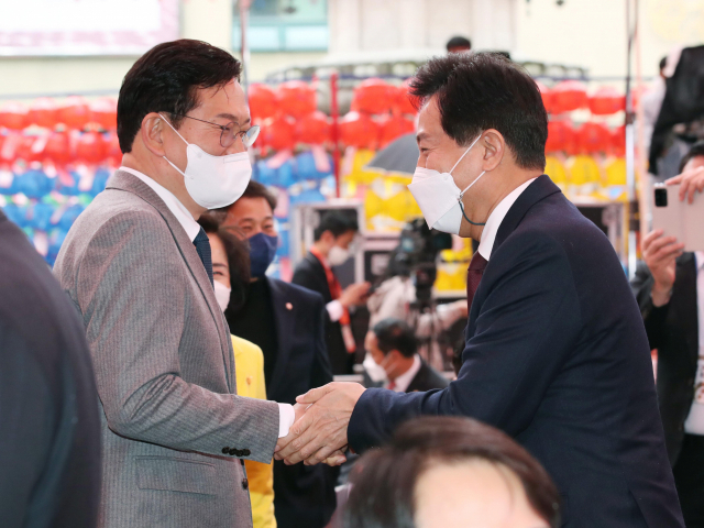 오세훈 서울시장(오른쪽)과 더불어민주당 송영길 전 대표가 30일 서울 종로구 조계사에서 열린 대한불교조계종 제15대 종정 중봉 성파 대종사 추대법회에서 인사하고 있다. 연합뉴스