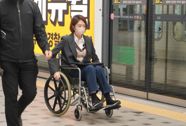 더불어민주당 고민정 의원이 6일 휠체어 지하철 출근 챌린지에 동참하고 있다. 더불어민주당 의원들은 이날 척수장애인인 최혜영 의원이 제안한 휠체어 출근 챌린지에 동참하며 장애인 이동권을 보장해야 한다고 한목소리를 냈다. 연합뉴스