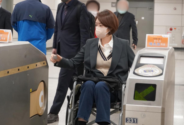 더불어민주당 고민정 의원이 6일 휠체어 지하철 출근 챌린지에 동참하고 있다. 더불어민주당 의원들은 이날 척수장애인인 최혜영 의원이 제안한 휠체어 출근 챌린지에 동참하며 장애인 이동권을 보장해야 한다고 한목소리를 냈다. 연합뉴스