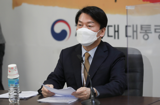 안철수 대통령직 인수위원회 위원장이 6일 오후 서울 종로구 삼청동 제20대 대통령직인수위원회 대회의실에서 열린 제8차 코로나비상대응특별위원회 회의를 주재하고 있다. 연합뉴스