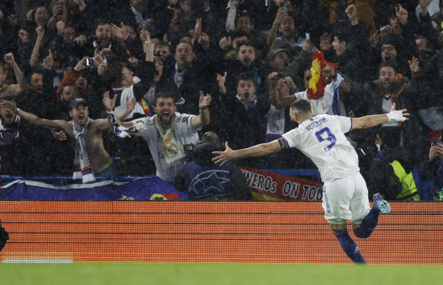 7일 오전(한국시간) 영국 런던 스탬포드 브릿지에서 열린 2021-2022 유럽축구연맹(UEFA) 챔피언스리그(UCL) 8강 1차전 레알 마드리드-첼시 경기. 골을 터트린 레알 마드리드의 카림 벤제마가 환호하고 있다. 연합뉴스