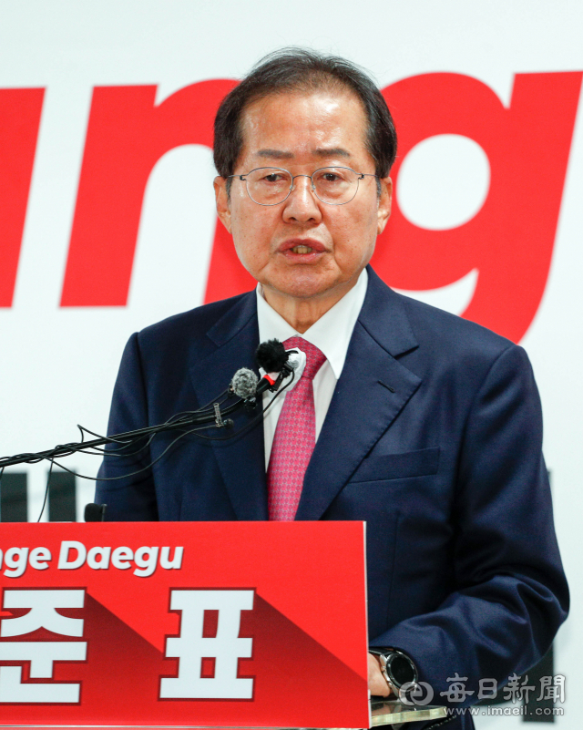 대구시장 선거에 출마한 홍준표 국민의힘 의원이 7일 오전 중구 선거준비사무소에서 대구시청 이전 관련 기자회견을 하고 있다. 우태욱 기자 woo@imaeil.com