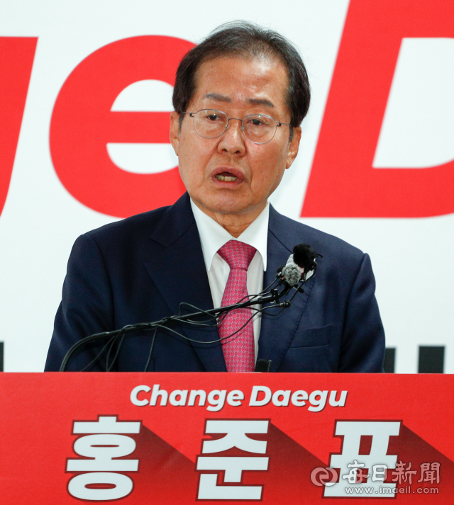 대구시장 선거에 출마한 홍준표 국민의힘 의원이 7일 오전 중구 선거준비사무소에서 대구시청 이전 관련 기자회견을 하고 있다. 우태욱 기자 woo@imaeil.com
