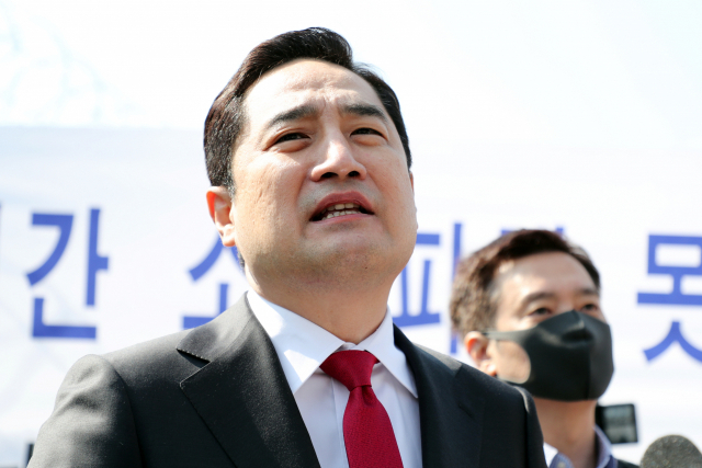 유튜브 채널 가로세로연구소 출연진인 강용석 변호사가 4일 오후 경기 수원시 세류역에서 기자회견을 열고 경기도지사 선거 출마를 선언하고 있다. 연합뉴스