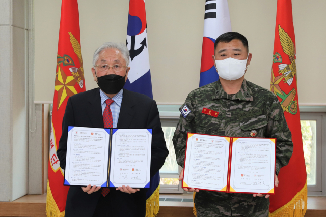 류시문(왼쪽) 경북적십자사 회장과 정종범 해병대 교육훈련단장이 협약을 맺은 뒤 기념촬영을 하고 있다. 경북적십자사 제공