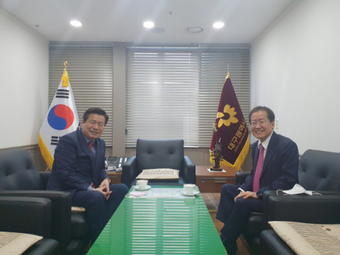 홍준표 국민의힘 의원(대구 수성구을)이 7일 오전 류규하 중구청장을 만나 