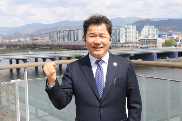 손인호 대구장애인골프협회 회장이 화이팅을 외쳐보이고 있다. 이화섭 기자.