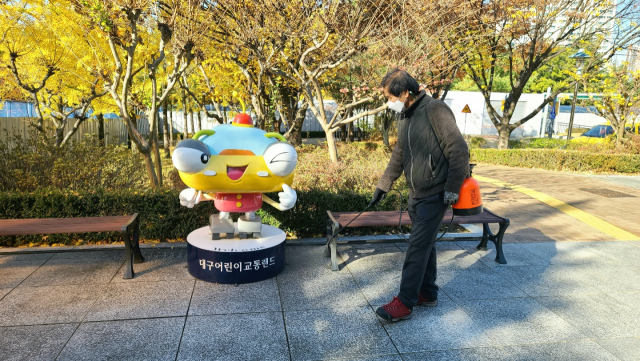 지난 해 대구시의 관광업계 종사자 대상 공공 일자리 사업에 참여하는 시민 모습. 대구시 제공