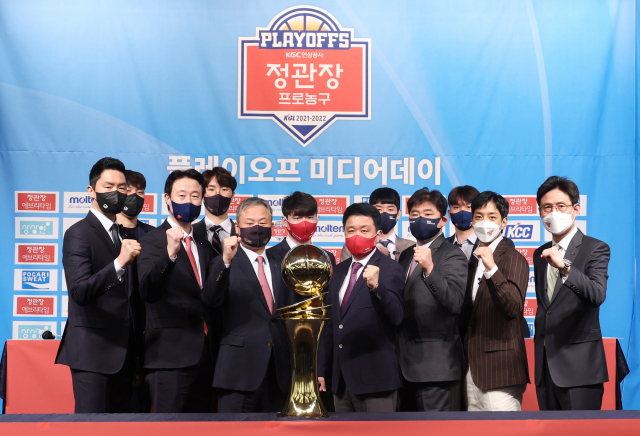 7일 강남구 리베라호텔에서 열린 2021-2022 프로농구 플레이오프 미디어데이. 각 팀 감독과 선수들이 트로피를 사이에 두고 기념촬영을 하고 있다. 왼쪽부터 SK 전희철 감독과 최준용, 오리온 강을준 감독, 현대모비스 이우석과 유재학 감독, 한국가스공사 김낙현과 유도훈 감독, KGC 전성현과 김승기 감독, 오리온 이대성, KT 허훈과 서동철 감독. 연합뉴스