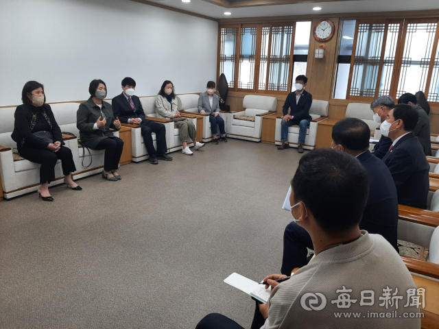 경산 중산지구 일부 주민들이 7일 경산시에서 일반상업지역인 A2-1블록을 어떻게 개발할 것인가를 놓고 최영조 경산시장 등 시 관계자와 면담을 하고 있다. 김진만 기자