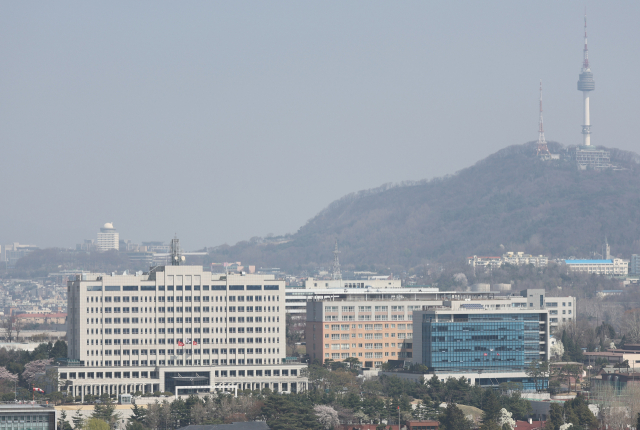 6일 서울 용산구 국방부 청사 모습. 정부가 이날 임시국무회의에서 대통령 집무실 용산 이전을 위한 예비비 지출안을 의결하면서 국방부도 본격 이사 준비에 착수했다. 국방부는 이사업체 계약 후 국방부 지휘부서와 합동참모본부를 제외한 용산 영내의 기관·부서들은 순차적으로 이사를 진행할 예정이다. 연합뉴스