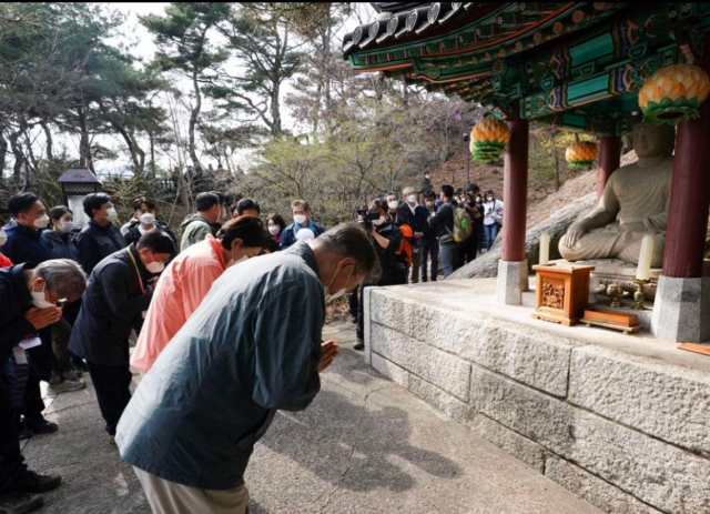 문재인 대통령과 김정숙 여사가 지난 5일 청와대 뒤편 북악산 산행 도중 