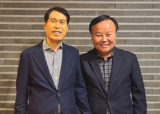 대구시장에 출마한 홍준표 의원의 오랜 측근인 이진훈 전 수성구청장(왼쪽)이 7일 김재원 대구시장 예비후보에 대한 지지를 선언했다. 연합뉴스