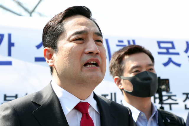 유튜브 채널 가로세로연구소 출연진인 강용석 변호사가 4일 오후 경기 수원시 세류역에서 기자회견을 열고 경기도지사 선거 출마를 선언하고 있다. 연합뉴스