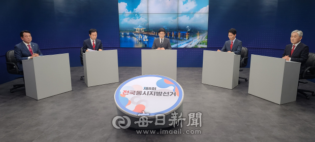 국민의힘 안동시장 예비후보자 4인이 7일 LG헬로 영남방송이 추진한 토론회에 참석해 공동 질문에 대해 이야기 하고 있다. 사진 왼쪽부터 권영길, 권기창, 사회자, 권대수, 권용혁 후보. 엄재진 기자
