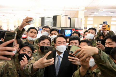 카투사·尹 휴대폰 셀카 '공정성' 논란에 인수위 