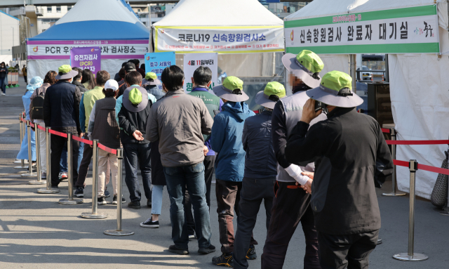7일 오전 서울역 광장에 마련된 신종 코로나바이러스 감염증(코로나19) 임시 선별검사소에서 검사를 받으려는 시민들이 줄을 서고 있다. 연합뉴스