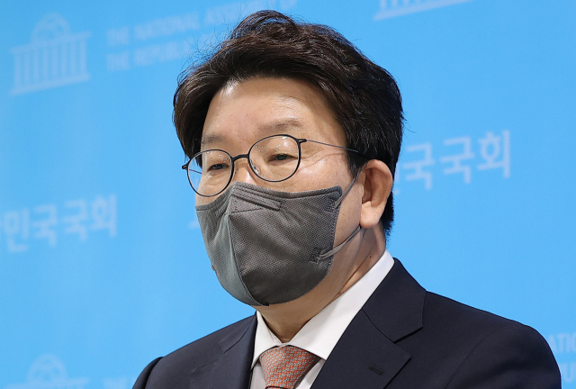 국민의힘 권성동 의원이 5일 오후 국회 소통관에서 원내대표 출마 선언 기자회견을 마치고 취재진의 질문에 답하고 있다. 연합뉴스