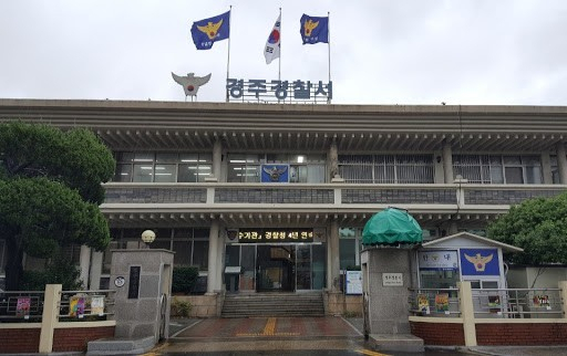 경주경찰서는 7일 문무대왕면에서 발생한 승용차 추락 사망사고의 정확한 원인을 조사중이다. 경주경찰서제공
