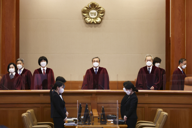 유남석 헌법재판소장을 비롯한 재판관들이 지난 31일 오후 헌법소원·위헌법률 심판이 열린 서울 종로구 헌법재판소 심판정에 입장하고 있다. 연합뉴스