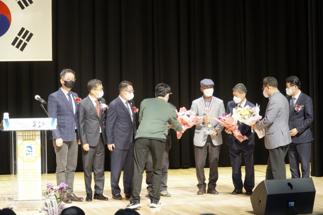 장영실국제과학문화상 시상식이 열렸다. 괴담 배상열 선생 후손이 특별상을 전수받고 있다. 봉화군 제공