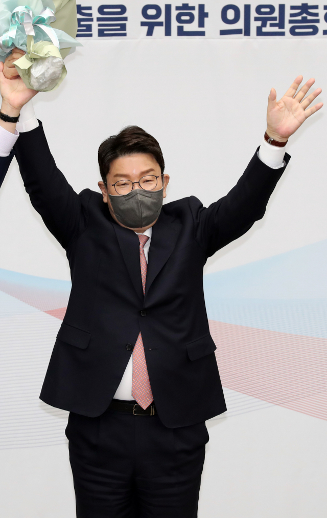 8일 국회에서 열린 국민의힘 원내대표 선출 의원총회에서 신임 원내대표로 당선된 권성동 의원이 꽃다발을 받은 뒤 인사하고 있다. 연합뉴스