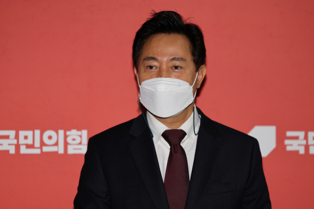 오세훈 서울시장이 8일 국회에서 열린 국민의힘 제8회 전국동시지방선거 광역단체장 공천신청자 면접을 마친 뒤 취재진의 질문에 답변하고 있다. 연합뉴스