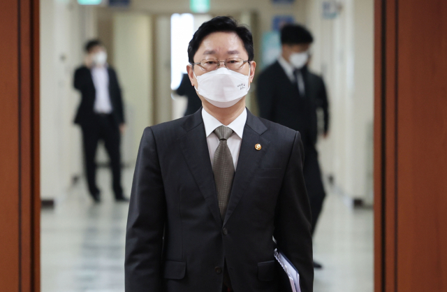 박범계 법무부 장관이 5일 오전 정부서울청사에서 열린 국무회의에 참석하고 있다. 연합뉴스