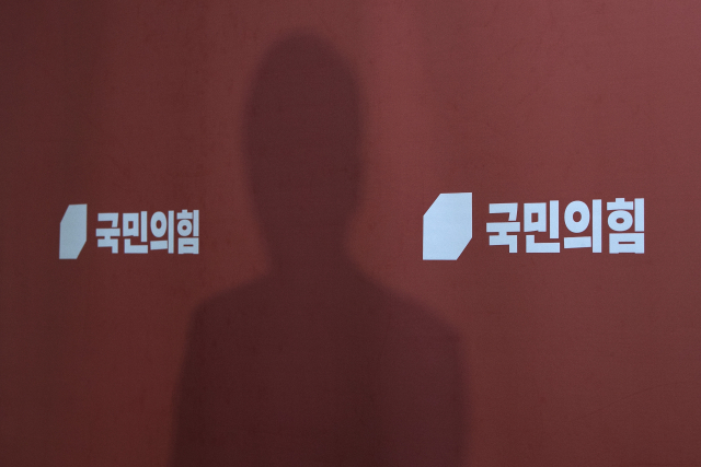 8일 오후 국회에서 열린 국민의힘 제8회 전국동시지방선거 광역단체장 공천신청자 면접에 참석했던 한 후보자의 그림자가 백드롭에 드리워져 있다. 연합뉴스