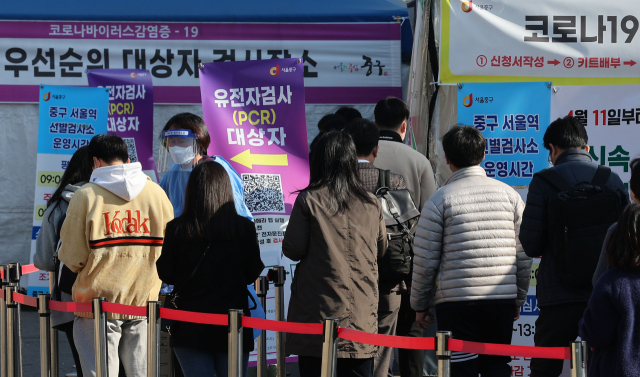 8일 오전 서울역 광장에 마련된 코로나19 임시 선별검사소에서 시민들이 검사를 받기 위해 기다리고 있다. 질병관리청 중앙방역대책본부는 8일 0시 기준 신규 코로나19 확진자가 20만5333명 발생했다고 밝혔다. 연합뉴스