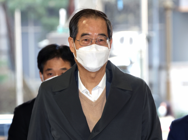 한덕수 국무총리 후보자가 8일 오전 서울 종로구 한국생산성본부 건물에 마련된 국회 인사청문회 준비단 사무실에 출근하고 있다. 연합뉴스