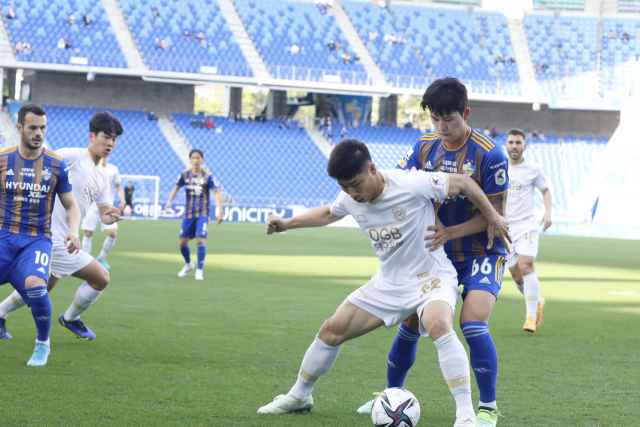 지난 4월, 대구FC 이근호가 울산현대와의 경기에서 상대 선수와 볼을 다투고 있다. 대구FC 제공
