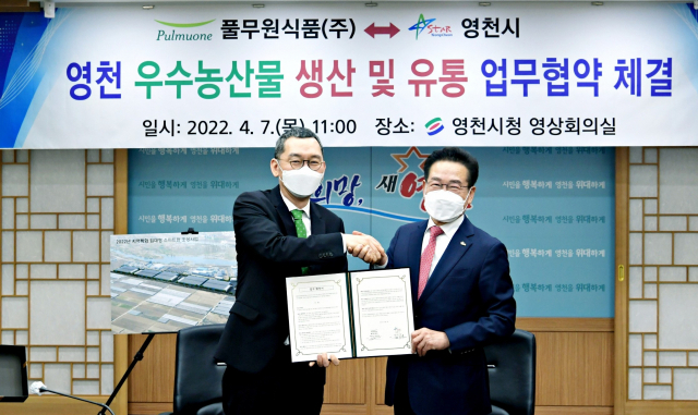 김진홍(왼쪽) 풀무원식품 대표와 최기문 영천시장이 지역 우수 농산물 유통 활성화를 위한 업무협약을 체결하며 악수를 나누고 있다. 영천시 제공