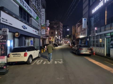 지난 9일 오전 1시가 가까워질 무렵 찾은 대구 수성구 범어네거리 먹자골목. 술집 내 불빛과 간판 네온사인이 꺼진 거리엔 콜을 잡기 위해 휴대폰을 들여다보고 있는 대리운전 기사가 보였다. 임재환 기자