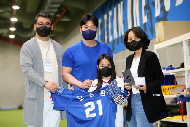 지난 8일 삼성의 올 시즌 홈 개막전 시구를 맡은 박건희(앞) 양 가족과 오승환(뒷줄 가운데). 삼성라이온즈 제공