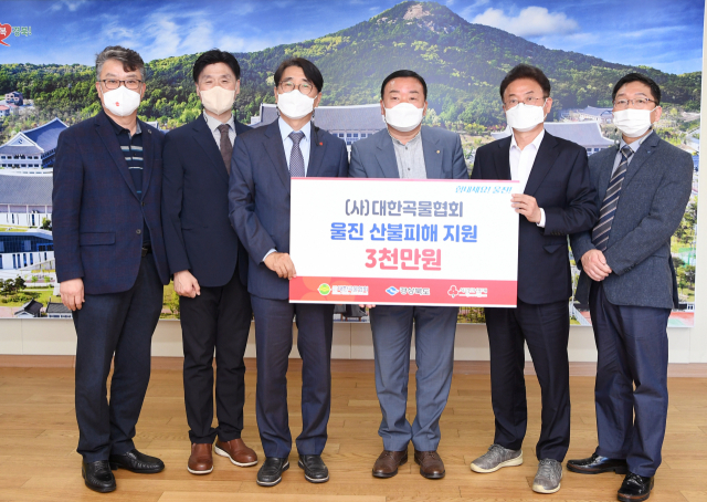 대한곡물협회가 울진 산불피해 지원금을 전달하며 이철우(오른쪽 두 번째) 경북도지사와 기념촬영을 하고 있다. 경북도 제공