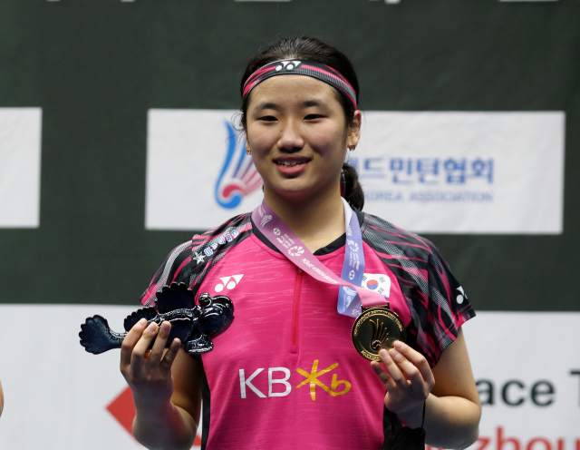 10일 전남 순천 팔마체육관에서 열린 2022 코리아오픈 배드민턴선수권대회 여자 단식 결승에서 한국 안세영(오른쪽)이 태국의 포른파위 초추웡을 상대로 세트스코어 2-0으로 승리한 뒤 금메달 수상하고 있다. 연합뉴스