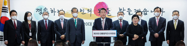 윤석열 대통령 당선인이 10일 오후 서울 종로구 통의동 제20대 대통령직인수위원회에서 초대 내각 명단을 발표하고 있다. (왼쪽부터) 원희룡 국토교통부, 김현숙 여성가족부, 박보균 문화체육관광부, 추경호 경제부총리 겸 기획재정부 장관 후보자, 한덕수 국무총리 후보자, 윤 당선인, 이종섭 국방부, 이창양 산업통상부, 정호영 보건복지부, 이종호 과학기술정통부 후보자. 연합뉴스
