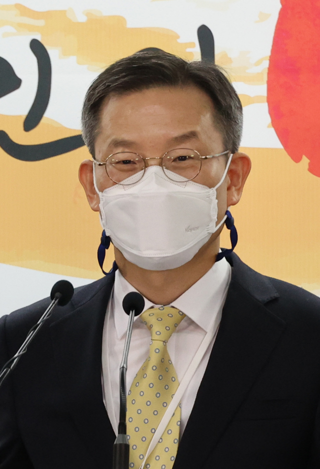 이종호 과학기술정통부 장관 후보자가 10일 오후 통의동 대통령직인수위원회 열린 윤석열 정부 8개 부처 장관 후보자 인선 발표 기자회견에 참석하고 있다. 연합뉴스